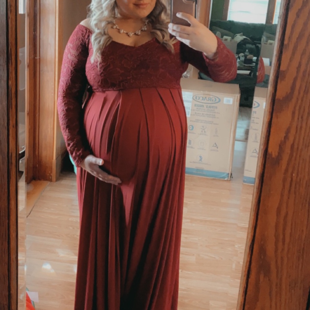 Lace sleeved maternity dress